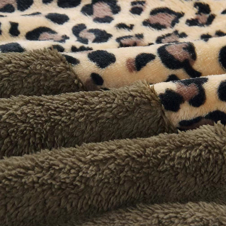 Detaljbilde av leopardmønstret hettegenser for kvinner, med fokus på patchwork og stoff.