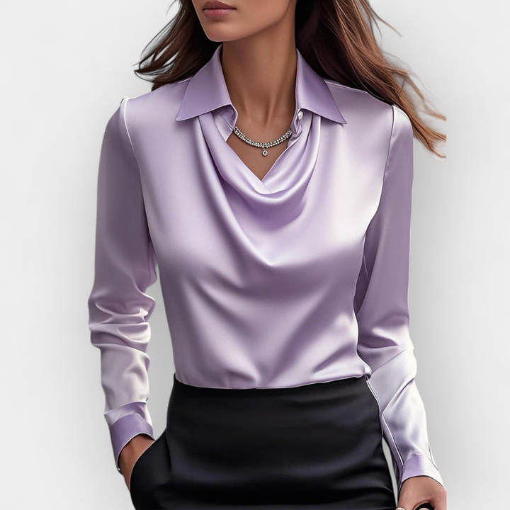 Chic damebluse, langermet, med elegant vannfallskrage. Perfekt for fest og jobb.