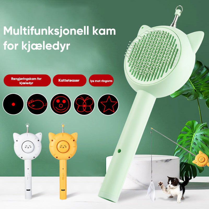 Lek og pleie: Kattedyr engasjert med teaserleken mens eier holder den uttrekkbare kammen.