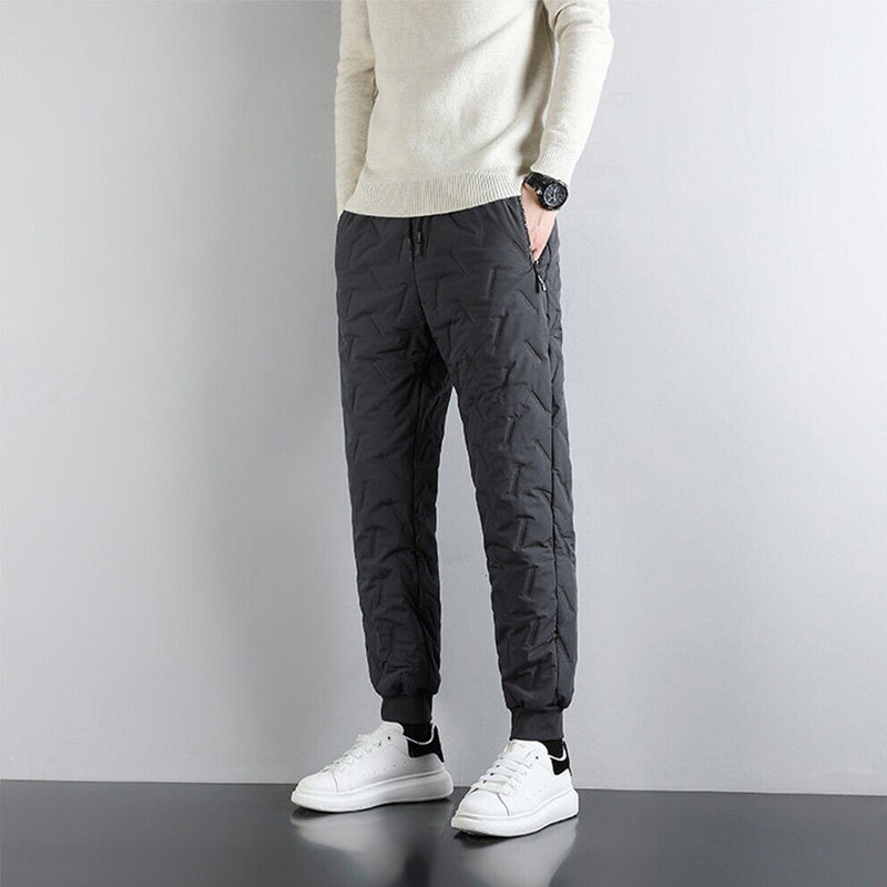 Myk og varm vinter fleecebukse for menn. Tykk polyester joggebukse, ideell for kalde dager og fritid.
