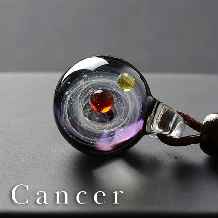Unikt anheng med glitrende glassperle på et kosmisk stjernehalskjede for unisex.
