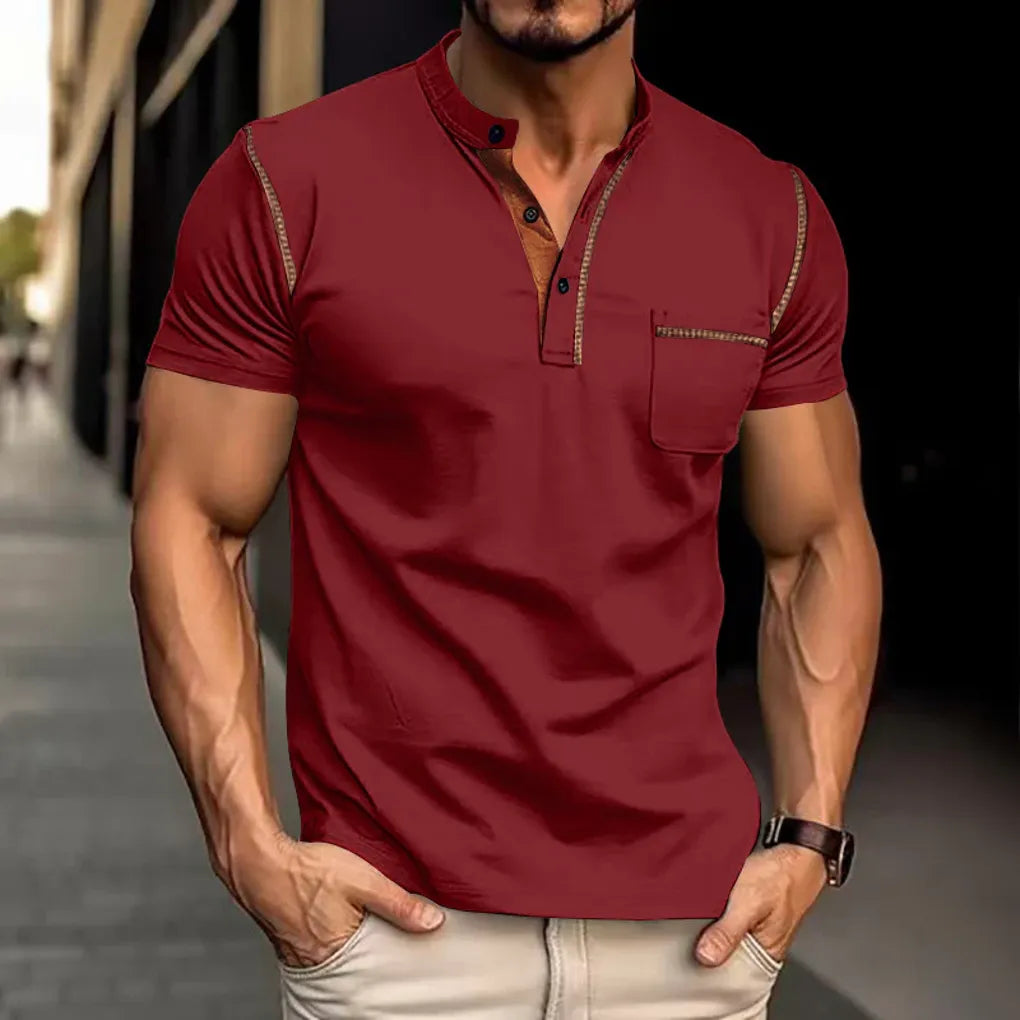 Mann i velkledd Milan poloskjorte, viser komfortabel og elegant stil for fritid og business casual.