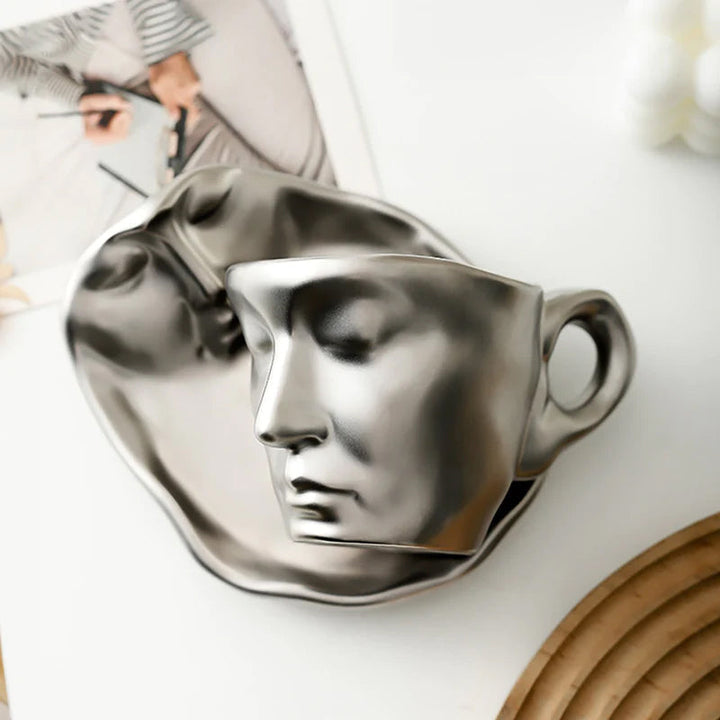 Kreativt krus i keramikk, med et lekent kyssende ansiktsdesign. Flott for kaffe og te.