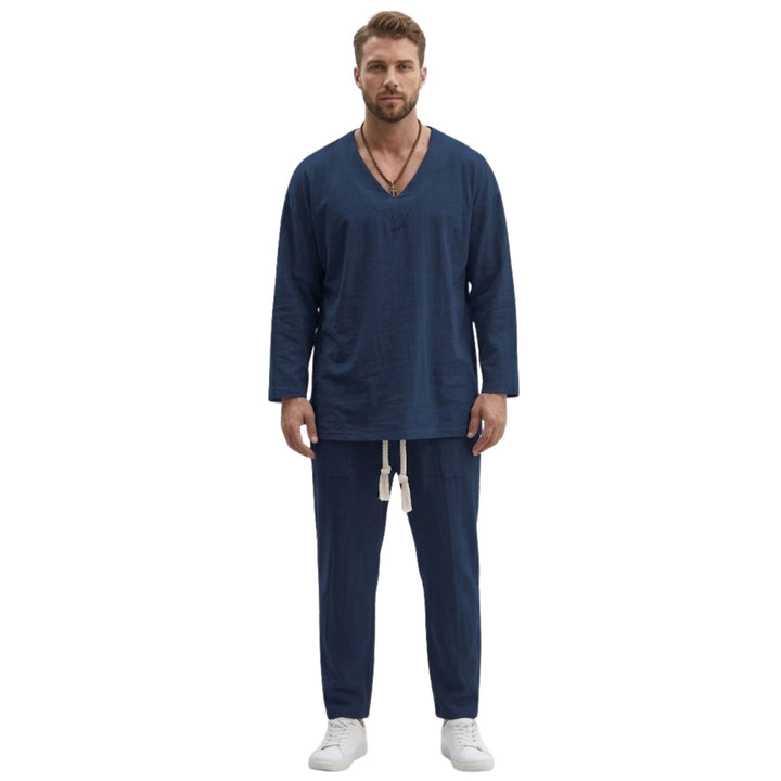 Nærbilde av V-hals toppen fra et herre loungewear sett. Myk og behagelig for fritidsklær.