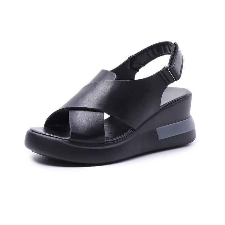 Komfortable dame tøfler og sandaler med åpen tå og kilehæl for hverdag.