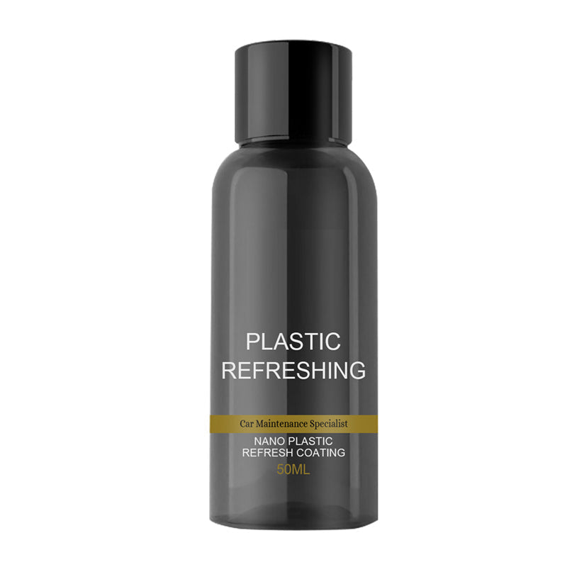 Hånden holder Bilplast Fornyer, klar til bruk. Enkel plastbehandling som gir glans og UV-beskyttelse.