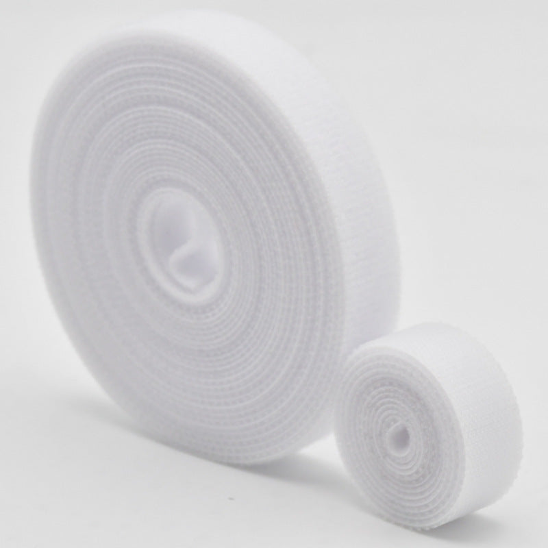 Hvite selvfestende nylon kabelbånd for diskret organisering av ledninger. Gjenbrukbar ledningsholder.