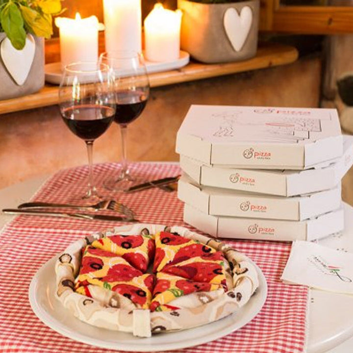 Nærbilde av en av de morsomme pizzasokkene med fargerikt matmønster, del av et 4-par sett.