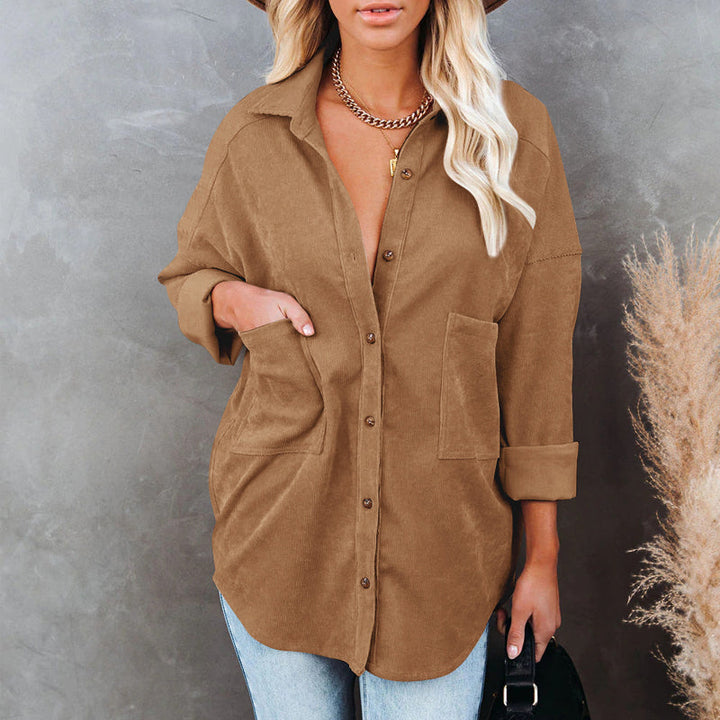 Ensfarget bluse for kvinner med lang erm, krage og lomme. Ideell for daglig stil.
