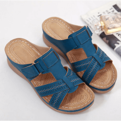 Stilige slip-on sandaler for kvinner, med kilehæl og sommerklart design.
