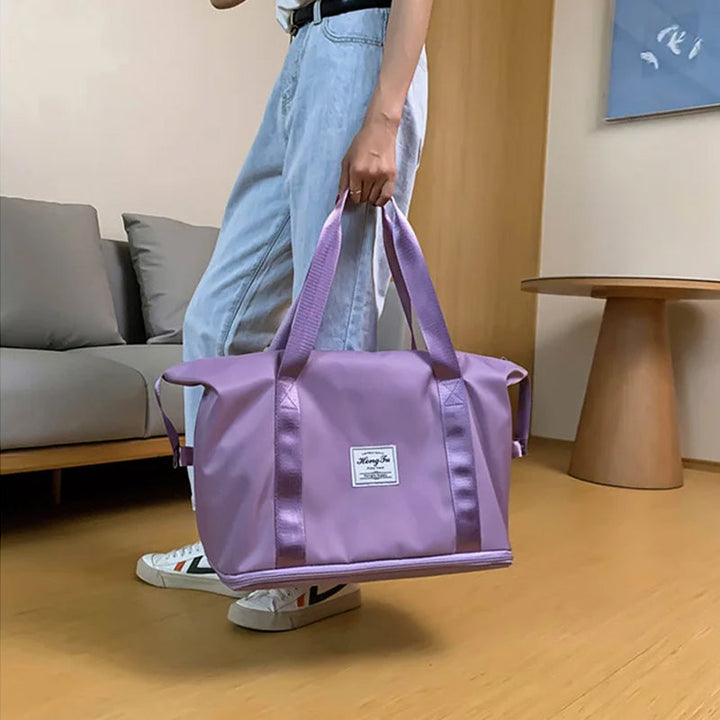 Stor treningsbag med våtseparasjon, perfekt for sport og fritid, enkel å organisere.