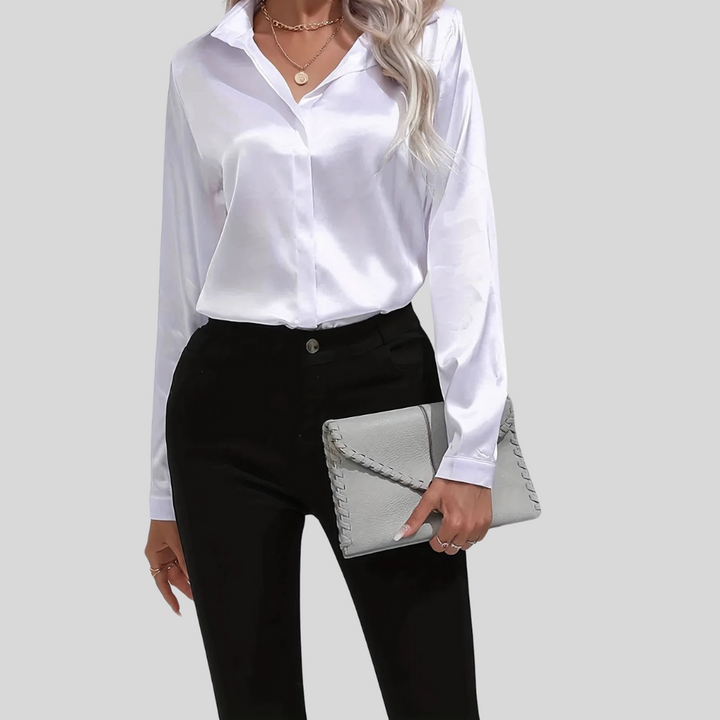 Allsidig kvinners bluse i elegant design, ideell for både jobb og avslappede anledninger.