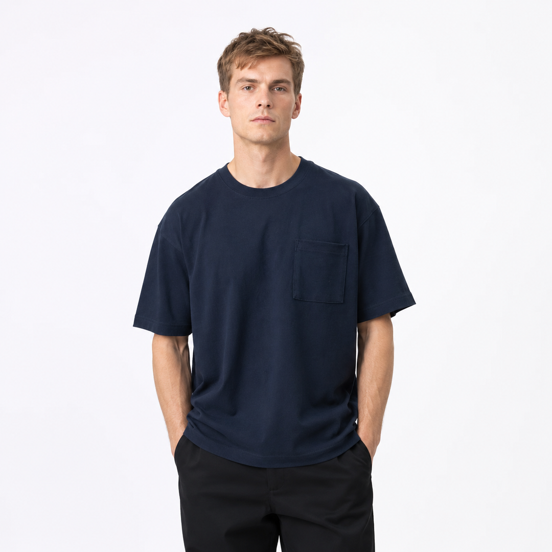 Marineblå unisex t-skjorte i tung bomull, vintage stil. Komfortabel, holdbar overdel for streetwear.