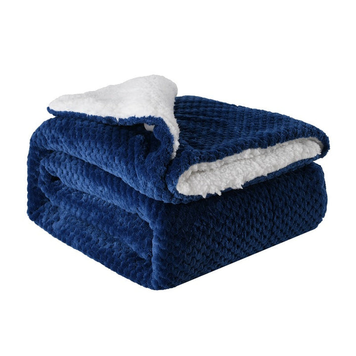 Mykt grått kosepledd i fleece, perfekt for avslapning og komfortabel hjemmeinnredning.