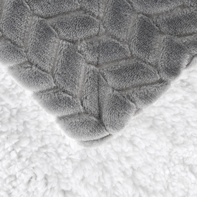 Stort, mykt pledd i fleece, elegant drapert. Ideelt for kos og ekstra varme i stuen eller soverommet.