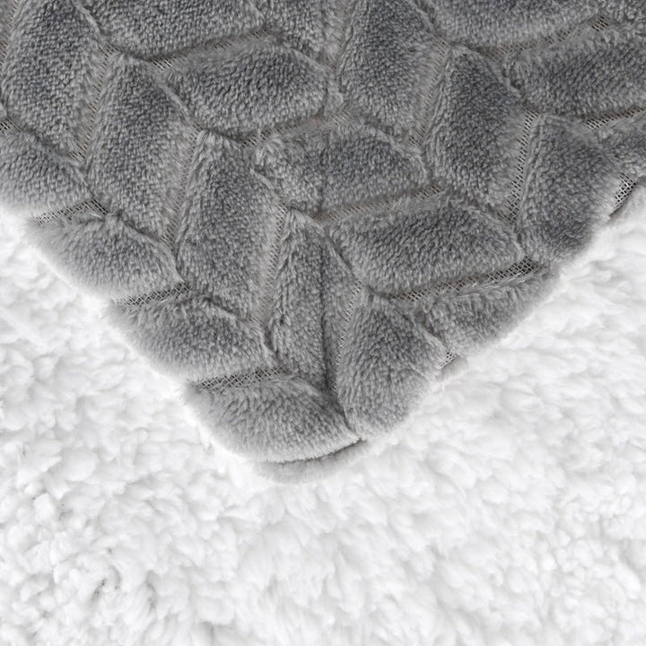Stort, mykt pledd i fleece, elegant drapert. Ideelt for kos og ekstra varme i stuen eller soverommet.