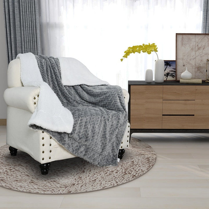 Nærbilde av det varme, myke fleecestoffet; et komfortabelt pledd for sofa og seng.