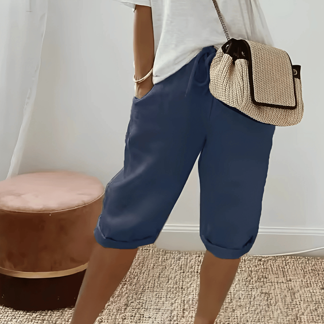Moderne dameshorts i haremstil, knelengde. Komfortabel og praktisk for sommeren, passer til mange anledninger.