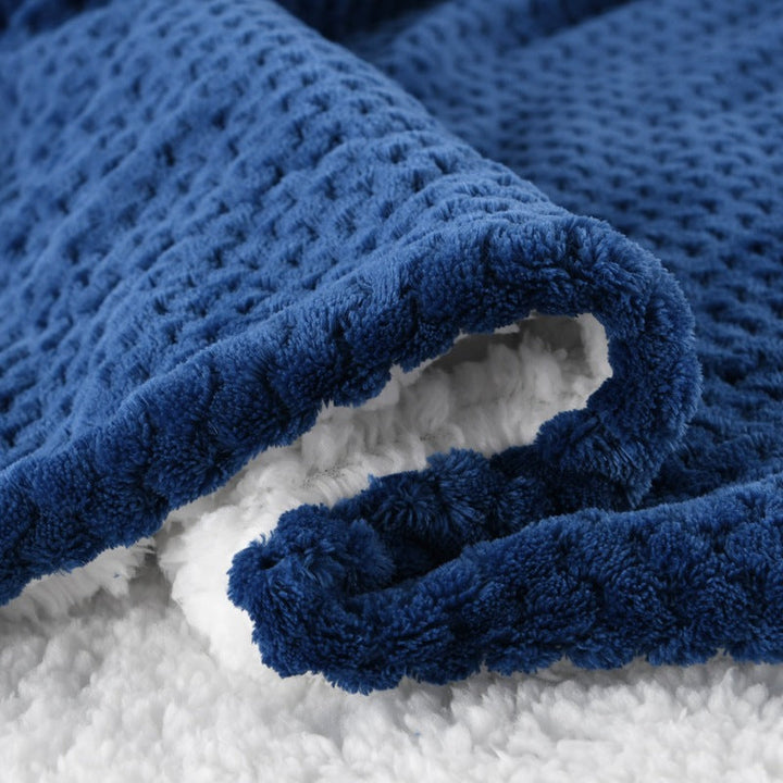 Koselig beige dameteppe med vendbar design i myk fleece og varm sherpa for allsidig bruk.