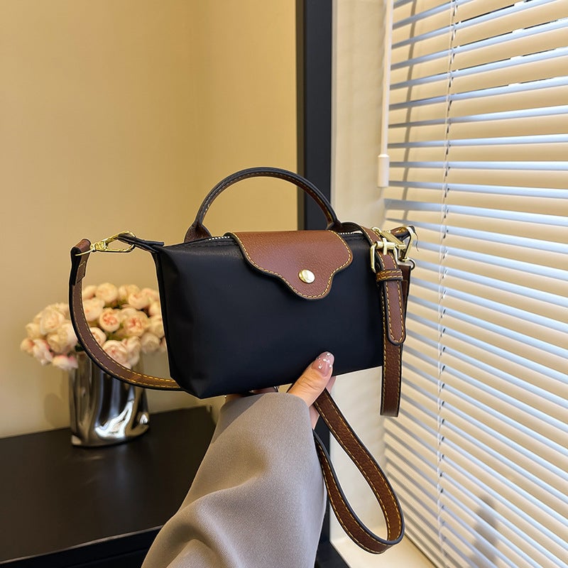Elegant fargeblokk dameveske, en trendy mini crossbody i slitesterk nylon.