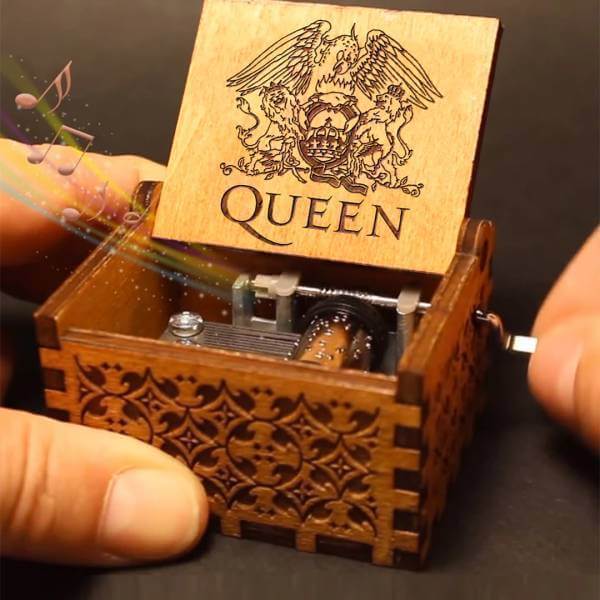 Detaljert håndlaget musikkboks i tre, spiller Queen's Bohemian Rhapsody. En vakker dekorasjon.