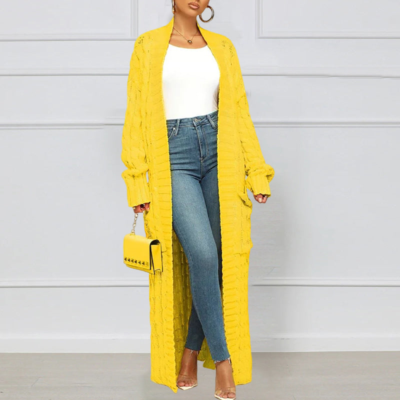 Moteriktig lang strikket cardigan for kvinner. Varm genserjakke perfekt som ytterplagg.