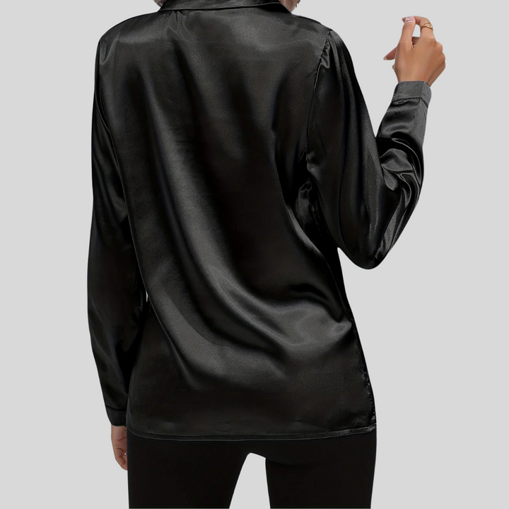 Profesjonell damebluse, langermet. Klassisk design for en selvsikker og tidløs kontorstil.
