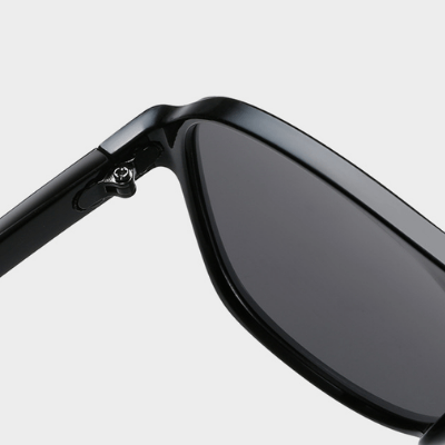 Person nyter solen med unisex retro aviator solbriller; stil, komfort og UV beskyttelse.
