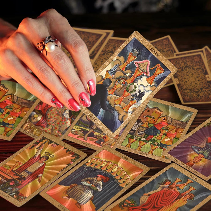 Luksuriøs gullfolie tarotstokk for esoterisk veiledning og dypere forståelse.
