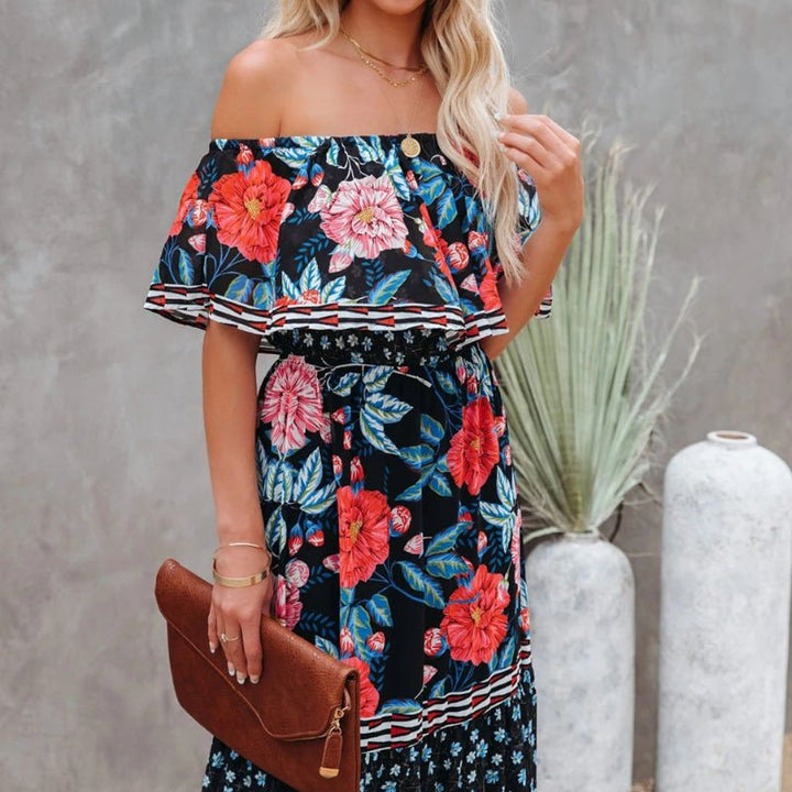 Trykt maxikjole for damer, med kortermede off-shoulder detaljer, perfekt for ferieantrekk.