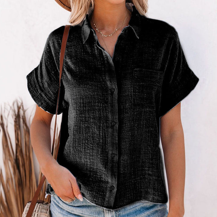 Myk kvinnebluse med korte ermer og knapper. Elegant og komfortabel skjorte, perfekt for fritid og jobb.