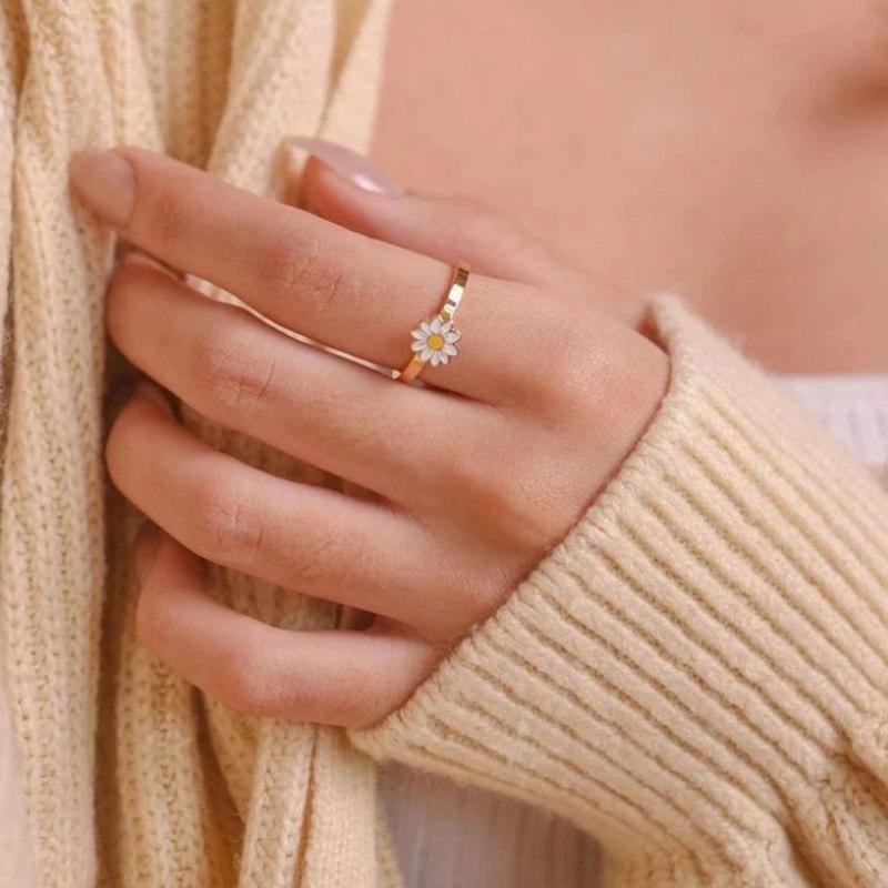 Nærbilde av roterende angstring, sølvfarget dame ring for stresshåndtering og mindfulness.