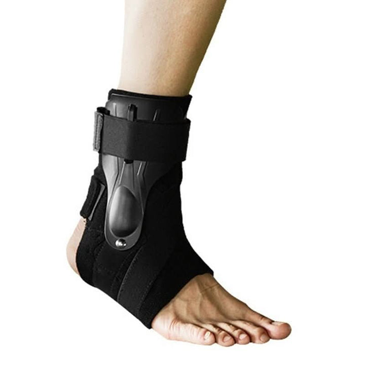 Detalj av Luvikno ankelstøtte som viser doble stabilisatorer og Grip Tech for overlegen støtte.