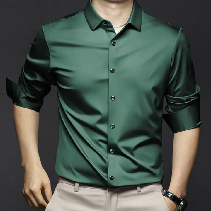 Strykefri dresskjorte for menn i tidløs design, gir en uanstrengt elegant stil. Perfekt for businessmøter.
