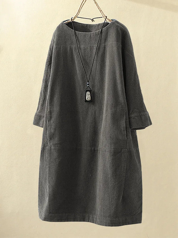 Nærbilde av myk cordkjole for dame. Langermet design gir varme og stil. Komfortabel og elegant høstkjole.