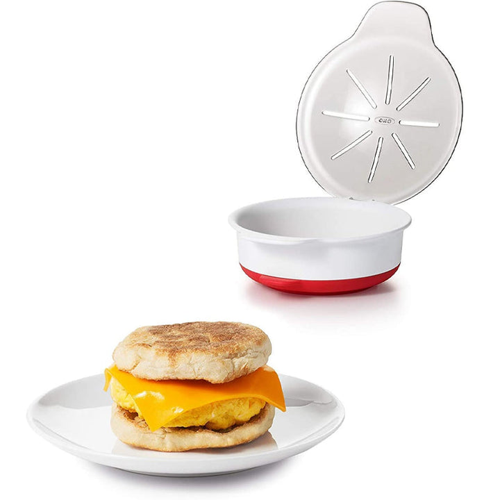Rød mikrobølgeovn eggkoker for rask og enkel tilberedning av perfekte egg til frokost.