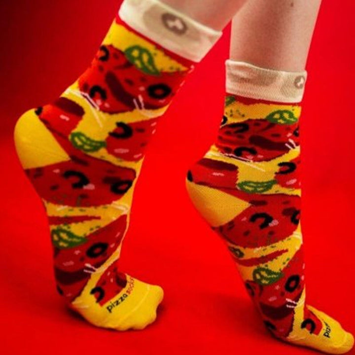 Fargerike unisex sokker (4-pakning) med appetittlige pizzamotiver, perfekt som overraskelsesgave.