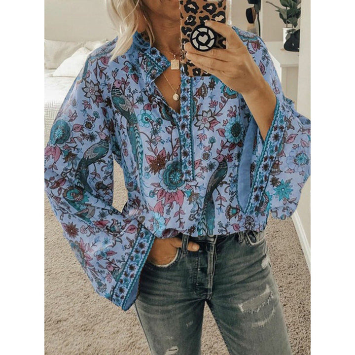 Fargerik langermet skjorte for kvinner med elegant påfugltrykk, ideell for sommer eller vår.
