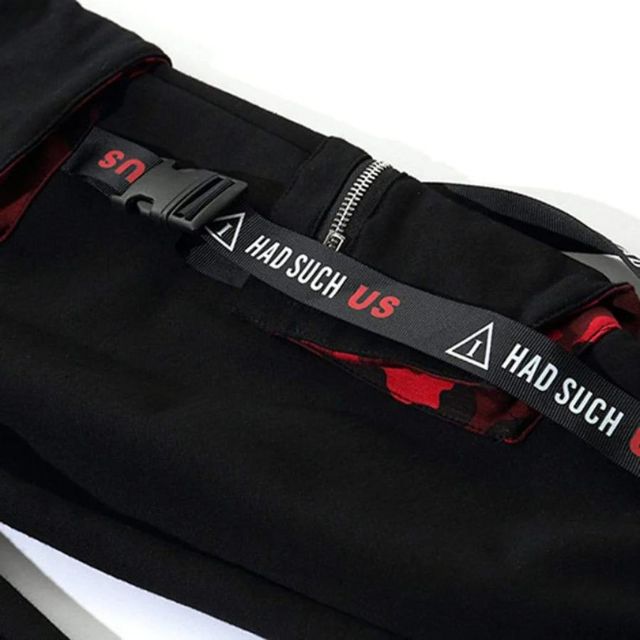 Ryggside av komfortabel sort unisex streetwear joggebukse.