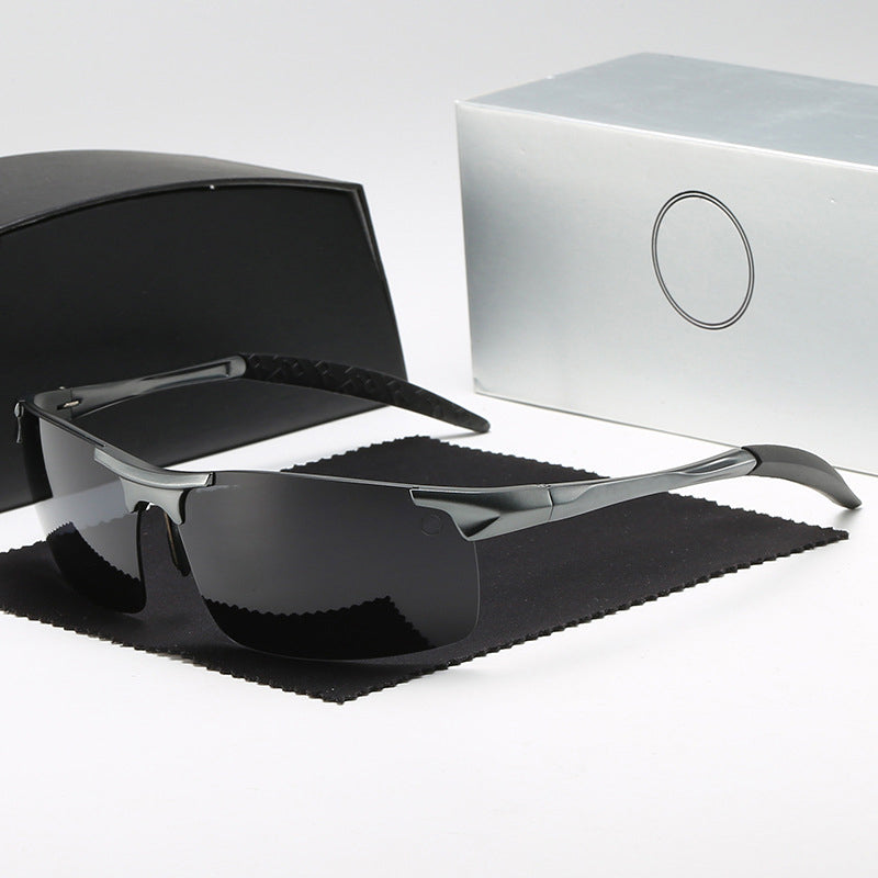 Menns solbriller med smart linse. Fotochromisk, polarisert, antirefleks. Tilpasser seg lys og beskytter mot UV.
