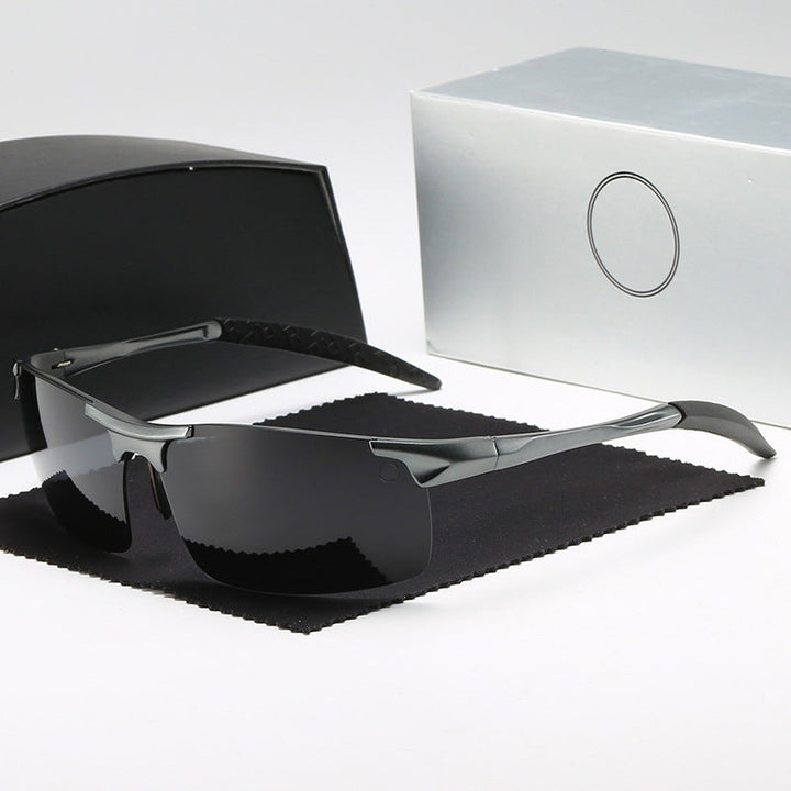 Menns solbriller med smart linse. Fotochromisk, polarisert, antirefleks. Tilpasser seg lys og beskytter mot UV.