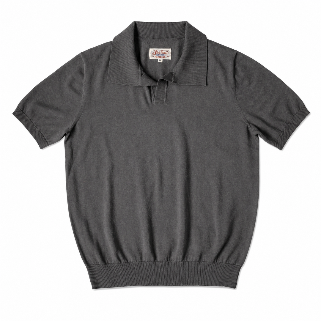Bilde av strikket poloskjorte for herre. Moderne slim fit, ideell for elegant og komfortabel herremote.