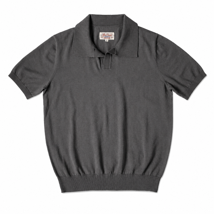 Bilde av strikket poloskjorte for herre. Moderne slim fit, ideell for elegant og komfortabel herremote.
