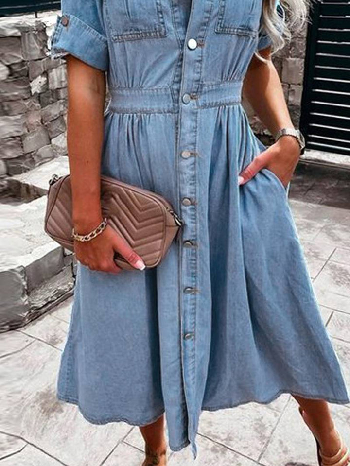 Dame A-linje denimkjole med lange ermer og klafflommer, perfekt for komfortabel hverdagsbruk.