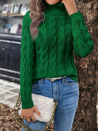 Moderne kvinnegenser med flettemønster og turtleneck, en varm og elegant del av vinterens mote.