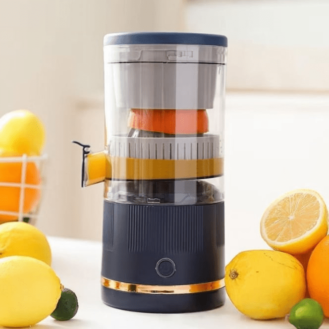 Person lager fersk, silkemyk juice med bærbar USB-C juicer. Ideell for frukt og grønnsaker, sunn livsstil.