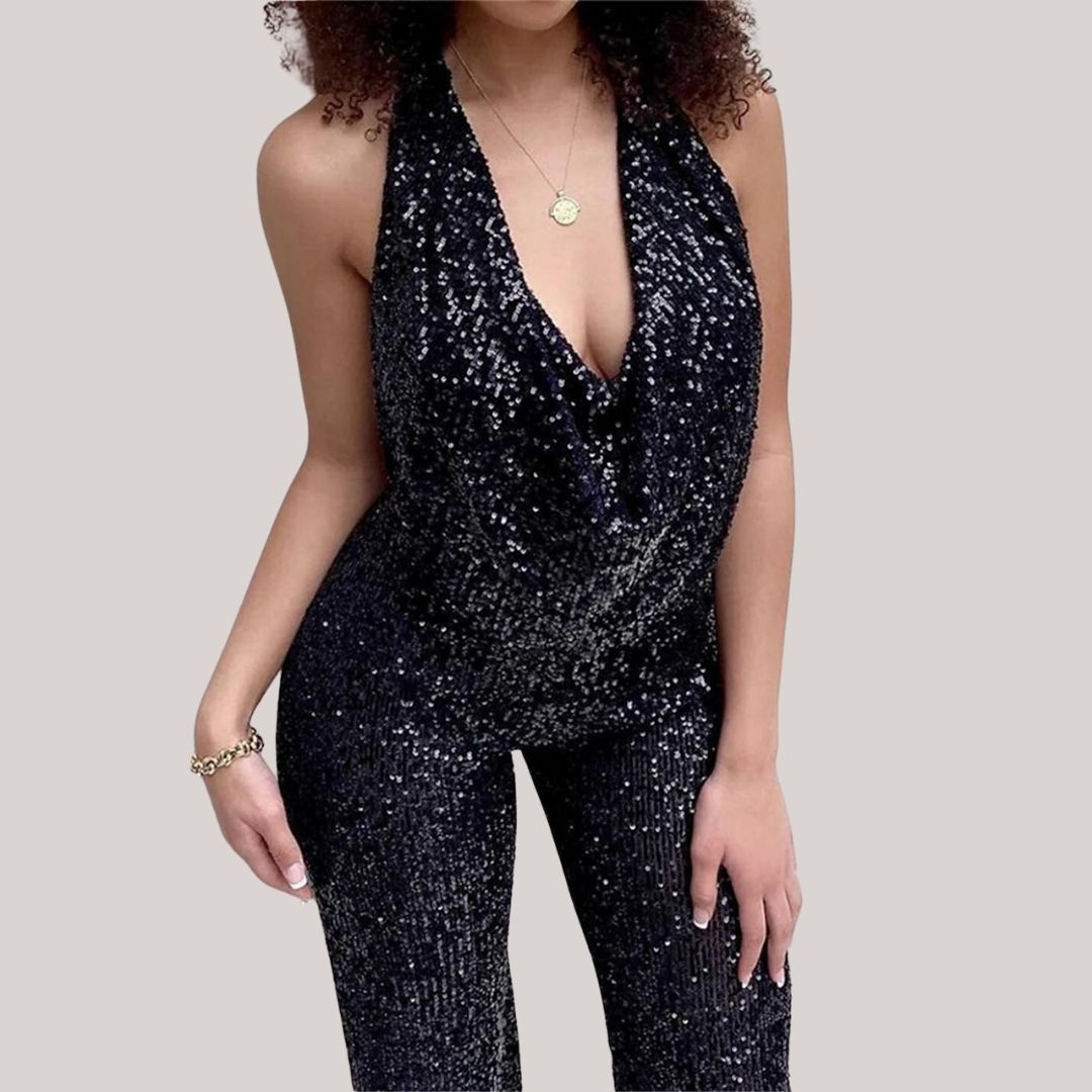 Kvinner i elegant glitterjumpsuit, fremhever dyp utringning og skinnende paljettdetaljer.