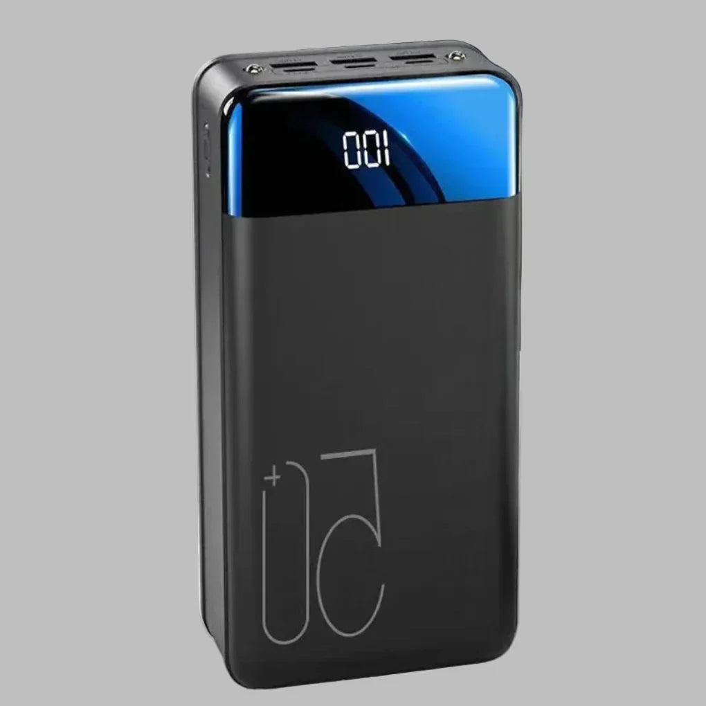 Svart 50 000 mAh powerbank for ultrarask bærbar lading av mobiltelefoner og nettbrett, perfekt for reise.