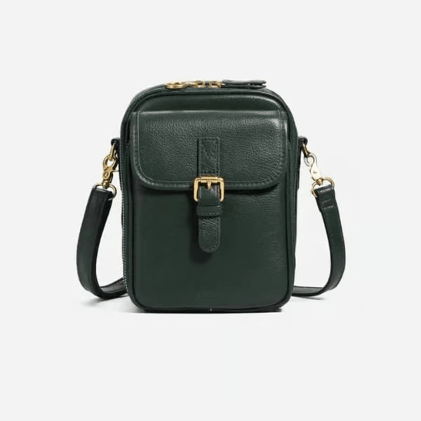 Elegant skinnveske med justerbar reim, crossbody for komfort og stil.