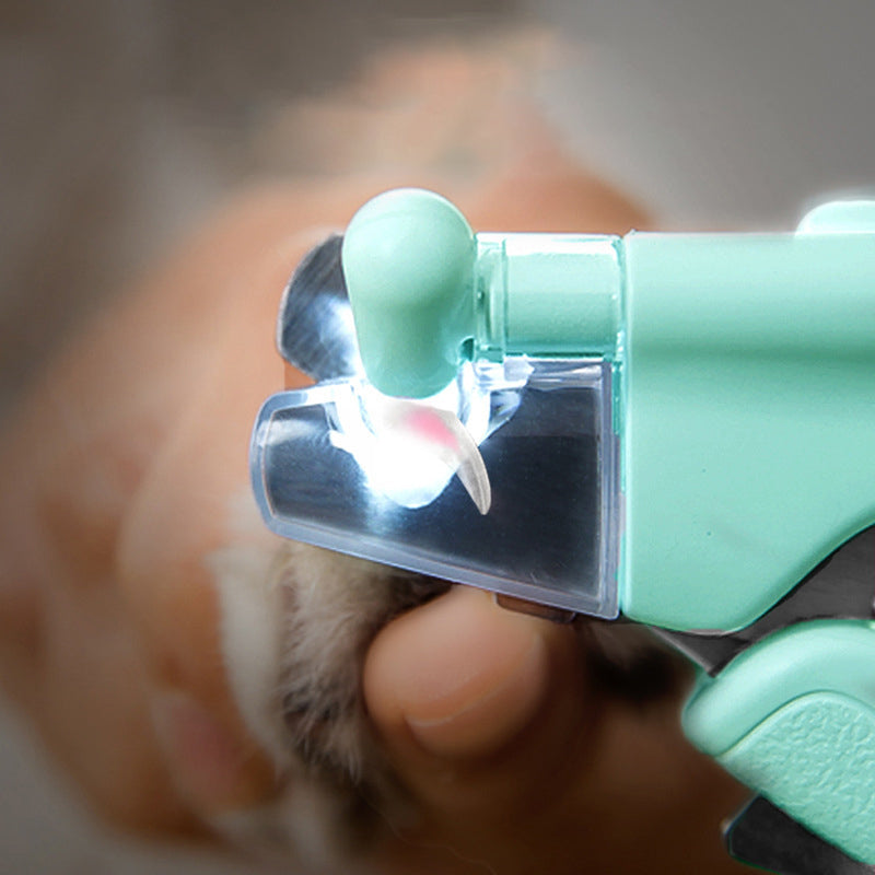 Klipp hundens og kattens klør trygt med denne negleklipperen med LED-lys og oppbevaringsboks.